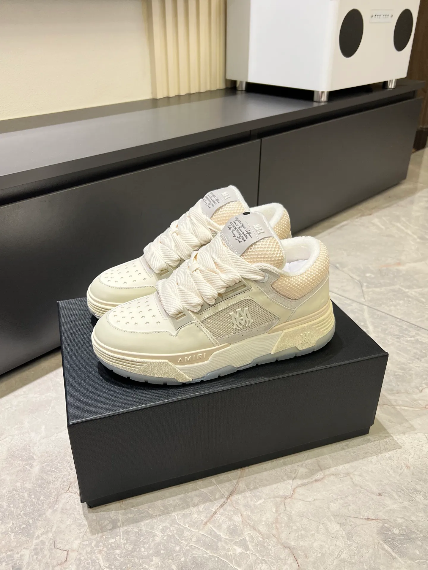 Men's shoes 💰p680 [AMIRI] 2025 spring and summer series new sneakers, new 🆕 bread shoes, bread shoes have a very special big tongue design, thickened outsole, rounded toe, oversized rubber sole and perforated star details, whoever wears them will look better! The appearance is responsible, the feet are retro and handsome! Size: 38-45